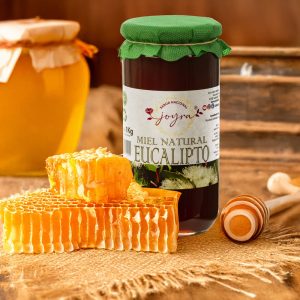 Miel de eucalipto con fondo rustico