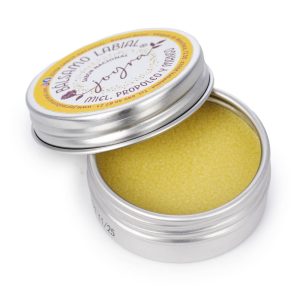 Mostrando el interior del balsamo labial miel y mango