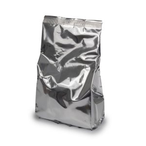 Mostrando la bolsita donde se conservan las piramides de la infusion de frutos rojos