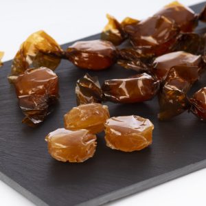 Mostrando los caramelos con miel y canela