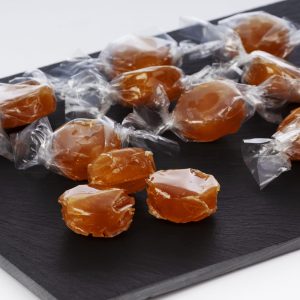Mostrando los caramelos de miel y limon