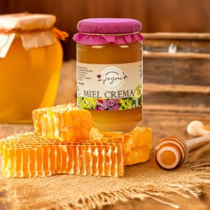 Tarro de miel crema con fondo rustico