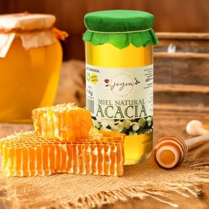 Tarro de miel de acacia con fondo rústico