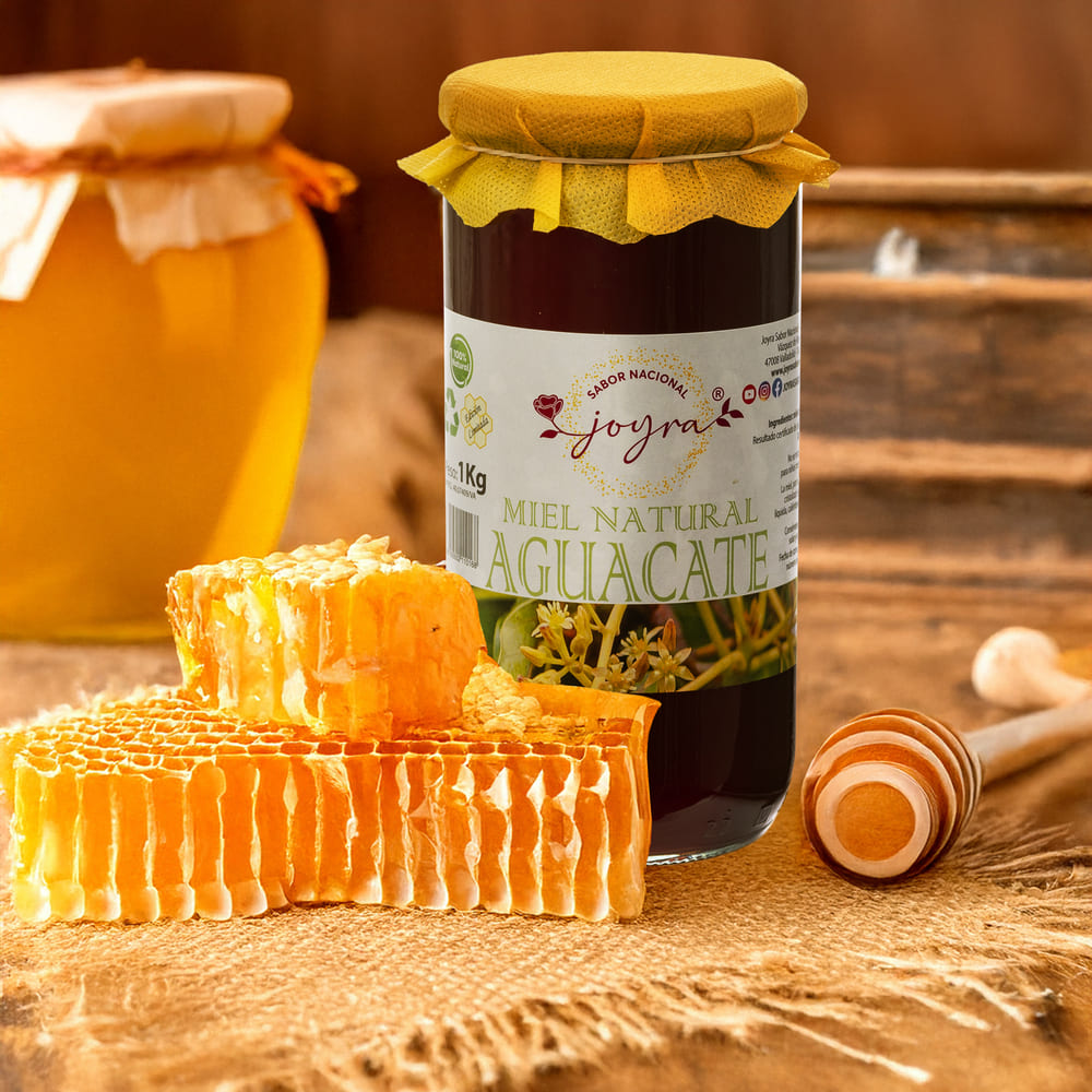 Tarro de miel de aguacate con fondo rustico