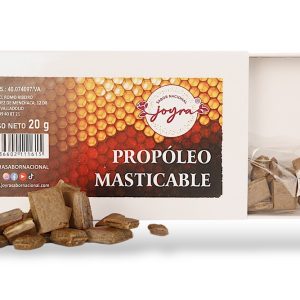 Mostrando el propóleo masticable