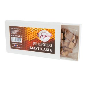 Mostrando el propóleo masticable
