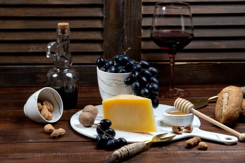 Maridaje con miel cómo combinarla con quesos y vinos