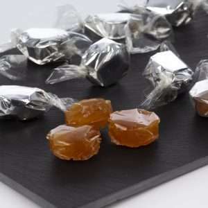 Mostrando los caramelos de miel y propóleo